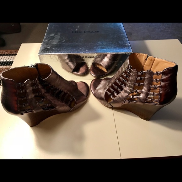 Kelsi Dagger bronze leather metal accent wedges - Picture 3 of 6